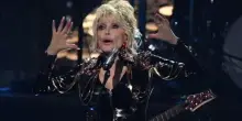 Giallo sulla salute di Dolly Parton, la sorella: “Pregate per lei”