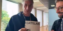 “Libro ideale per il bagno”: Cattelan presenta “Beware of Yourself”