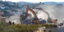 I bulldozer israeliani demoliscono casa palestinese in Cisgiordania