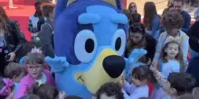La cagnolina Bluey sul red carpet con i bambini a Roma