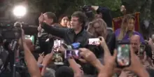 Argentina, Milei in campagna elettorale in un comizio concitato