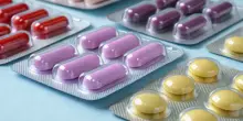 Carenza di antibiotici, lo studio: "Tra le cause aumento costi produzione e calo prezzi"