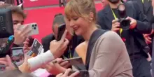 Festa Roma, Jennifer Lawrence si concede ai fan: saluti e autografi