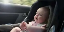 Sicurezza bambini in auto, bocciato un genitore italiano su tre