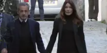 Sarkozy verso il carcere mano nella mano con Carla Bruni