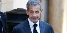 Francia, Nicolas Sarkozy entra in carcere: Carla Bruni e i sostenitori al suo fianco