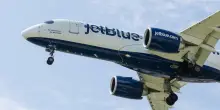 Paura in Usa, un volo JetBlue ha perso quota: atterraggio di emergenza e almeno 15 feriti