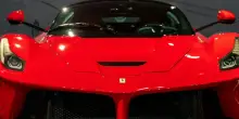 Ferrari annuncia la prima auto elettrica, ma le azioni crollano in borsa