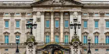 Regno Unito, terremoto nella Royal Family: il principe Andrea rinuncia ai sui titoli reali. Il motivo