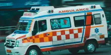 Dramma in Cina, un’auto elettrica prende fuoco dopo un incidente: morto carbonizzato un 31enne