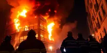Incendio a Milano: palazzo in centro distrutto dalle fiamme