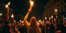 Milano onora Pamela Genini con una toccante fiaccolata di commemorazione