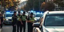 Smantellata Rete di Truffatori Travestiti da Forze dell’Ordine: Operazione di Polizia in Corso