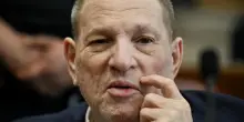 Weinstein colpevole di aggressione sessuale, stallo sullo stupro