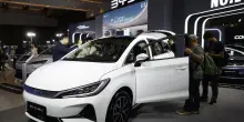 BYD taglia i prezzi: crollo delle azioni e nuova guerra dei prezzi in Cina