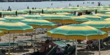 Ombrellone e lettino: dove si spende di meno