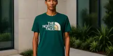 La t-shirt di The North Face che salva ogni outfit: pochi euro, stile garantito