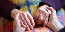 Tutto il nero del welfare familiare: il sommerso arriva al 50%