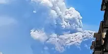 Etna: nube eruttiva e fontana di lava dal cratere di Sud-Est