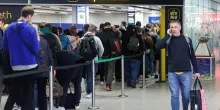 Aeroporti in tilt in Gran Bretagna, voli cancellati o in ritardo: caos per centinaia di migliaia di persone