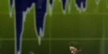 Borsa di Tokyo in calo: impatto dei dazi e declassamento USA