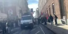 Manifestazione pro Pal a Torino, scontri con la polizia davanti al Museo Egizio