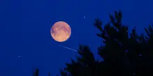 Luna piena dello Storione, oggi 9 agosto l’evento dell’estate. Sfumature di rosso e giallo nel cielo