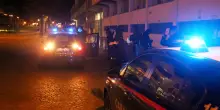 Collegno, accoltellato a morte in strada da un uomo incappucciato. Killer in fuga