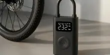 Il gadget da avere sempre con sé in auto: il mini compressore di Xiaomi ti svolta la vita (ed è un best buy)
