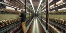 I tessuti d’eccellenza. Loro Piana nel mirino: "Lavoratori in nero"