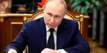 Ucraina, Putin chiude la porta: “Vertice con Zelensky? Come negoziare con i terroristi. Kiev vuole il cessate il fuoco per riarmarsi”