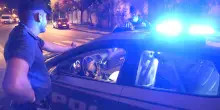Donna accoltellata dal marito reagisce e lo uccide davanti alla figlia. Dramma a Napoli