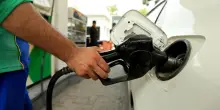 Prezzi della benzina ancora stabili, verde self a 1,734 euro