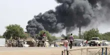 Port Sudan: domati gli incendi causati dagli attacchi dei droni, rischio disastro ambientale