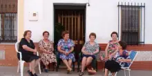 Spagna, polizia andalusa vieta alle nonne di prendere fresco in strada. La rivolta sui social, tra offese e battute: “Cari colleghi se avete bisogno di rinforzi...”