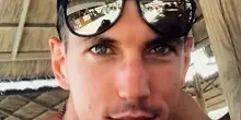 L’omicidio in diretta. Sblocca l’iPhone del figlio. E trova il selfie del killer