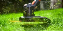 Giardino in ordine senza fili: questo decespugliatore a batteria è in super promo