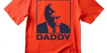 Donald Trump “paparino”, e subito spunta la maglietta “Daddy”