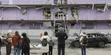 Attacco missilistico su Kiev: due morti e sette feriti, droni russi colpiscono edifici