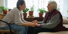 Perché quattro caregiver su 10 diventano a loro volta malati cronici (e perché rischiano di più le donne)