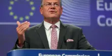 Auto, l’Ue spera con i dazi al 15%. Crolla il traffico postale americano