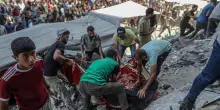 Gaza, sospesa la distribuzione degli aiuti dopo la strage. Drone su una scuola: 18 morti