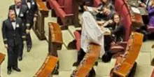 Riccardo Magi di Più Europa espulso dalla Camera vestito da fantasma