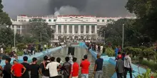 Caos in Nepal, 22 morti nella rivolta. I giovani incendiano il Parlamento