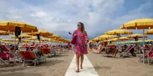 Oggi è il grande esodo, ma le spiagge restano vuote. Il caro-ombrellone spaventa i turisti