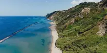 La riviera del San Bartolo. L’ultimo monte verso nord. Tra parco e spiaggia, un luogo unico e naturale