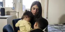 Madri sole in Italia: divario occupazionale e povertà in aumento nel 2024