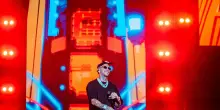 Emis Killa torna live: gli ospiti di Em16 e la battle freestyle che omaggia il Muretto