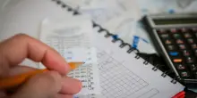 Sale il potere d’acquisto delle famiglie. Ma l’inflazione rialza la testa: consumi al palo
