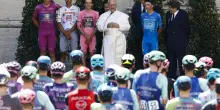 Giro d'Italia in Vaticano: Papa Leone XIV accoglie i ciclisti e riceve la maglia rosa